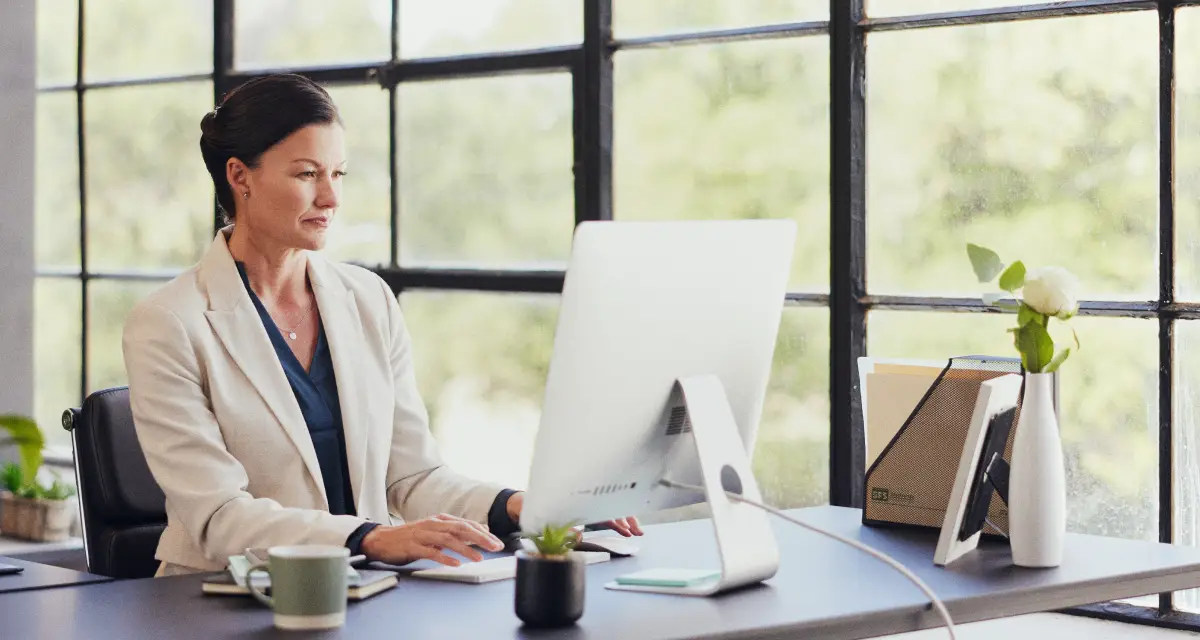 Empresaria gestionando los contenidos de su página web