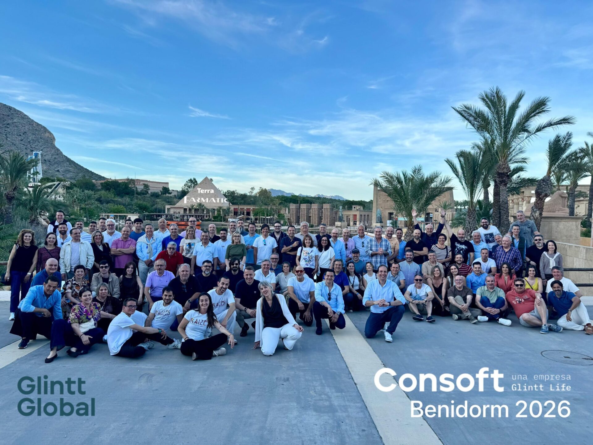 Foto grupal de todos los asistentes a la Convención Anual de Distribuidores Farmatic 2026 en Benidorm
